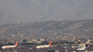 Последният самолет с британски дипломати и официални лица е напуснал