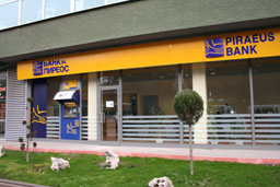 Банка Пиреос откри call center