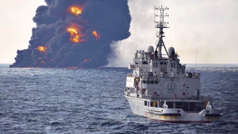 Иранският петролен танкер, който потъна в Източнокитайско море, остави две