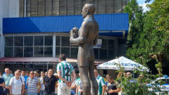 Фенове на Черно море откриха паметник на клубната легенда Иван Моканов