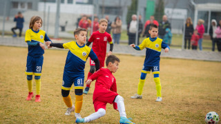 В неделя следобед пред изпълнени докрай трибуни на терена на