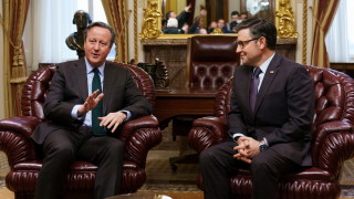 Британският външен министър Дейвид Камерън използва посещението си във Вашингтон