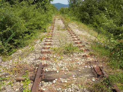 Двама железничари откраднаха 145 метра релси