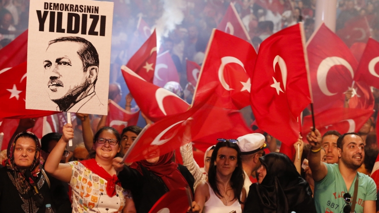 Хиляди съмишленици на Ердоган на поредни шествия в Турция 