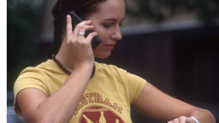 Европарламентът прие закона за по-евтиния роуминг