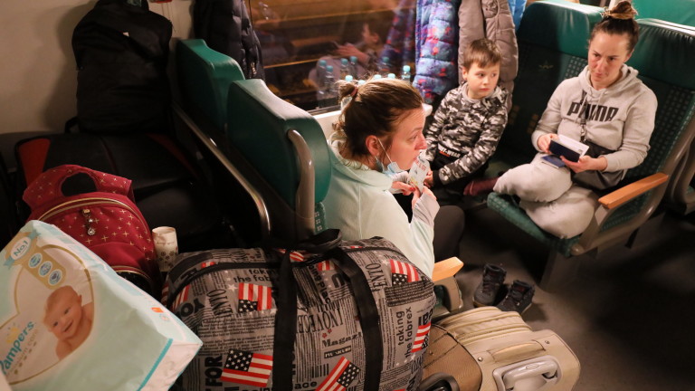 Близо 5,4 милиона украинци са избягали от родината си от
