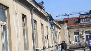 Пожарникари са свалили дете от покрив на сграда в Попово
