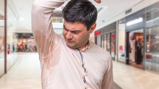 Защо остават жълти петна по белите ни тениски