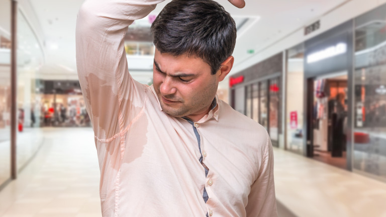 Защо остават жълти петна по белите ни тениски