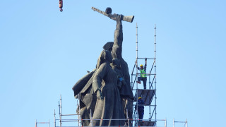 От най високо започна реалния демонтаж на фигурите от Паметника на