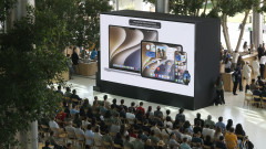 Apple направи най-големия залог в новата си история... и подаде ръка на основния си враг
