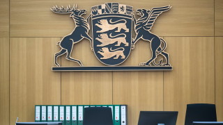 Петима души се изправиха пред съда в Щутгарт по обвинения