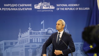 Лидерът на Възраждане Костадин Костадинов обвини ПП ДБ в инат да