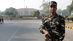 Индия обвини четирима за тероризъм след хвърлянето на димка в парламента в Ню Делхи