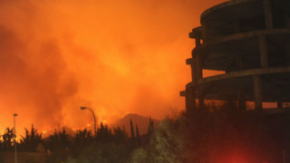 Хиляди евакуирани заради огромен пожар в курорта Марбея