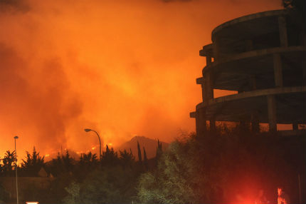 Хиляди евакуирани заради огромен пожар в курорта Марбея