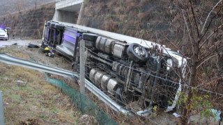 Тежкотоварен камион се е обърна на пътя между Благоевград и