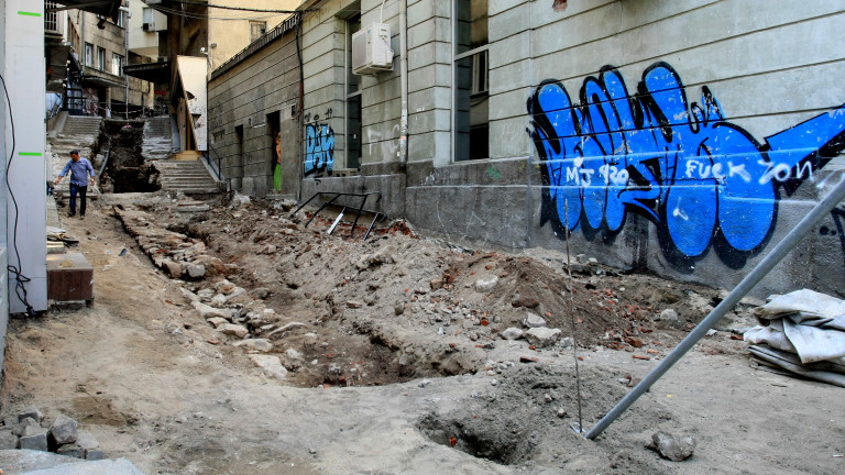 Откритият при ремонта на столичната ул. Малко Търново зид от