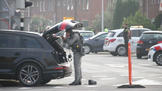 Мъж стреля с арбалет от балкон на улица в Нидерландия