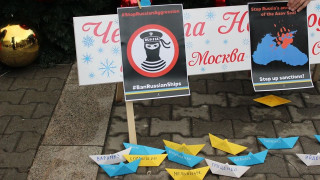 Българи и украинци днес окачиха хартиени корабчета в цветовете на