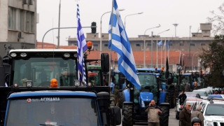 Гръцките фермери тръгнаха с тракторите си към Атина