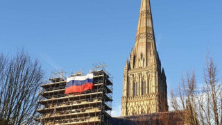 Появата на руски флаг окачен на скеле край катедралата в