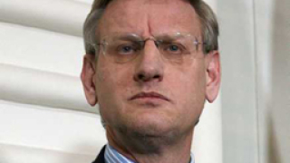Карл Билд: Русия прилага тежък шантаж срещу Украйна 