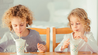 Хората са единствените бозайници които продължават да пият мляко и