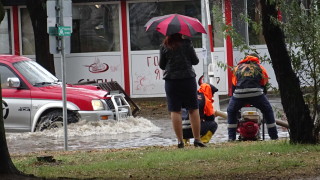 Порой наводни къщи и превърна десетки улици в реки Наводнени са