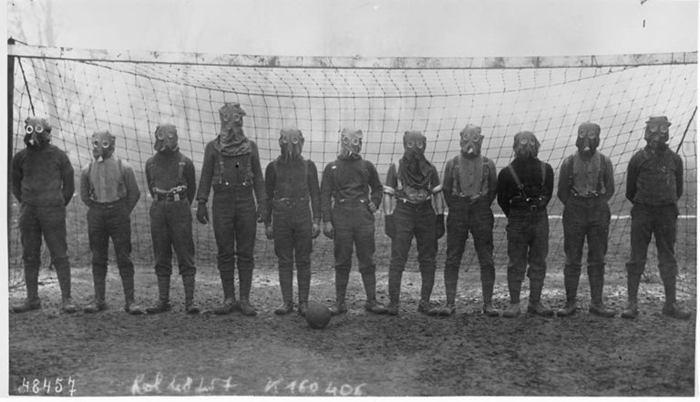  Националният тим на Англия по време на Първата международна война. Снимката е снимана през 1916 година. 