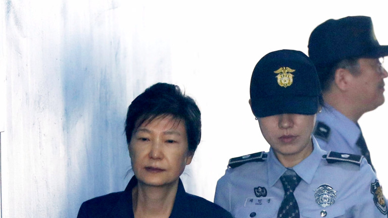 Защитата на експрезидента на Южна Корея Пак Гън-хе подаде оставка 