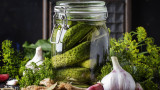 Сокът от кисели краставички, махмурлукът, мускулните крампи, слънчевото изгаряне и за какво още помага той