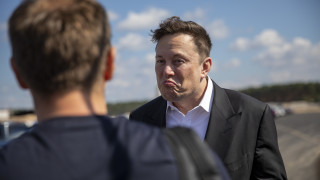 Акциите на Tesla продължават да падат: Нов срив от почти 10%