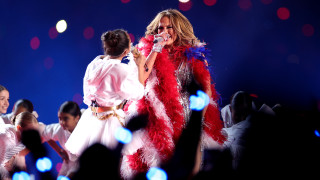 Не само известните личности но и обществото като цяло стават