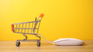 Секторът на услугите в САЩ се сви за първи път от близо 11 г.