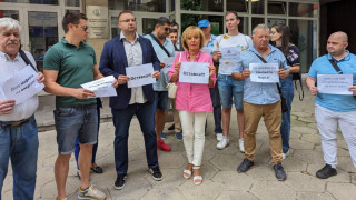Симпатизанти на Левицата се събраха на протест пред министерството на