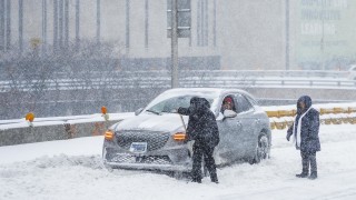 Десетки милиони жители на Съединените щати се опитват да се