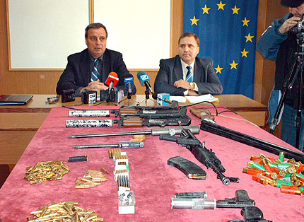 Разбиха наркодепо и боен арсенал в Бургас 
