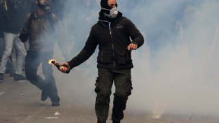 Самоделки и метални тръби срещу гръцки полицаи