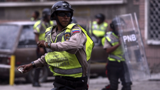 Венецуела повишава минималната надница на фона на протести