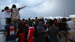 Стотици сирийски бежанци в Турция са били принудени да се