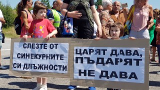 Жителите на Омуртаг блокираха пътя София Варна около 12 часа