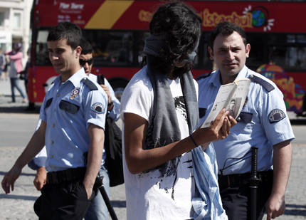 Турската полиция с хайка в три града, над 100 души са арестувани