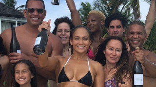 Вчера Дженифър Лопес стана на 49 Заедно с любимия Си