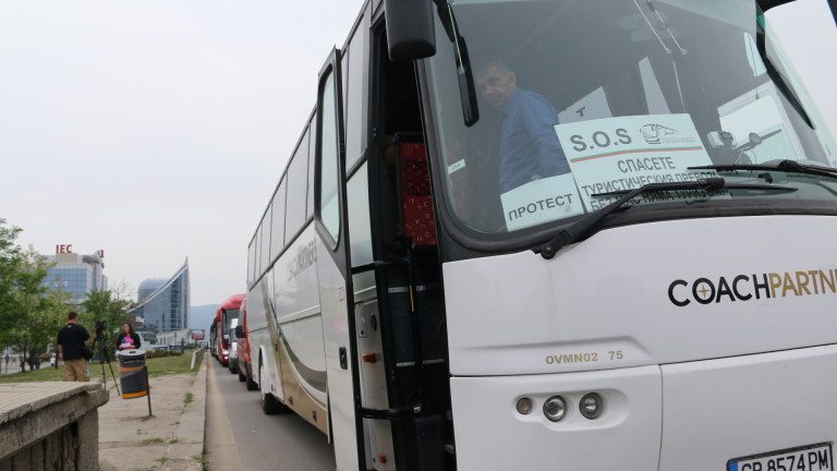Превозвачите негодуват, по двама души пътуват от София до Варна.