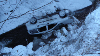 Кола падна от 10-ина метра в река край Благоевград