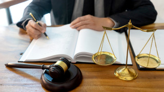 Европейските прокурори в Атина повдигнаха в сряда наказателни обвинения срещу
