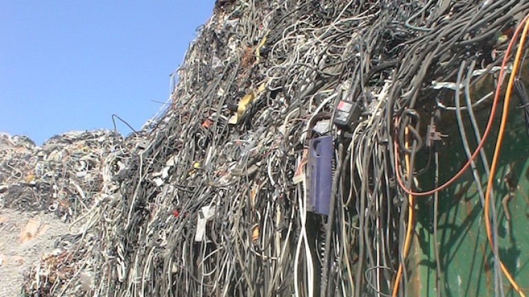 Изхвърлените кабели и зарядни устройства са голяма част от проблема.