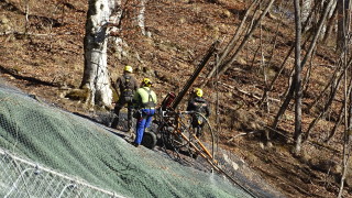 Подпорната стена на двете срутища по пътя за Рилския манастир