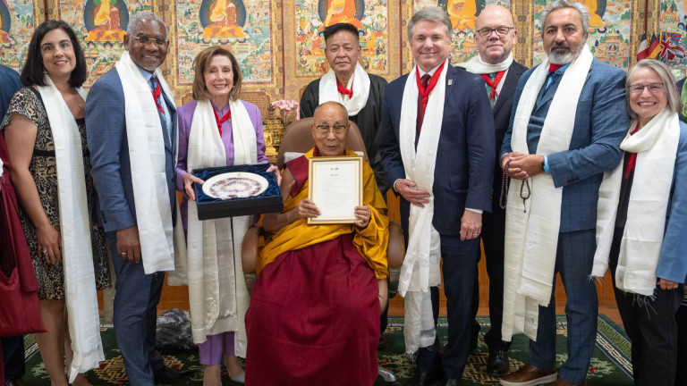 Среща на американски конгресмени с Далай Лама разгневи властите в Пекин